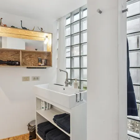 Cosy Art Near Station With Bikes And Garden Gent