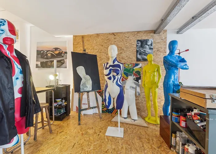 Cosy Art Near Station With Bikes And Garden